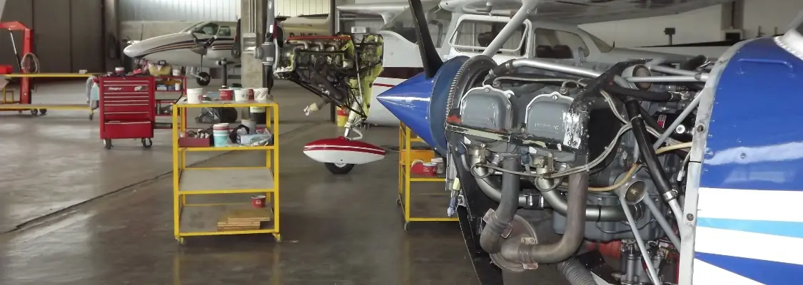 Motore aeronautico in manutenzione nell'officina Cantor Air Tech