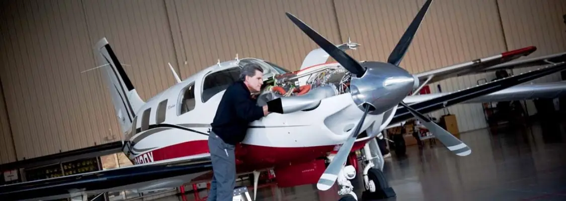 Tecnico Cantor Air Tech durante un intervento di manutenzione su un velivolo