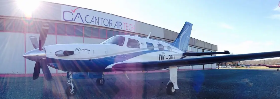 Velivolo davanti alla sede Cantor Air Tech di Valbrembo